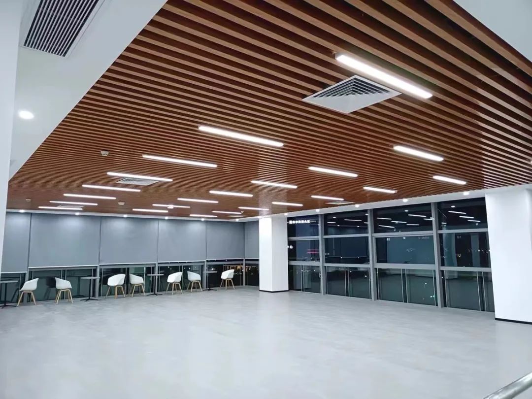 Aluminiozko xaflaren diseinu estrategia: ingurumenaren babesa eta segurtasun ederra eta iraunkorra, lau puntu nagusiak espazio perfektua sortzen laguntzeko!