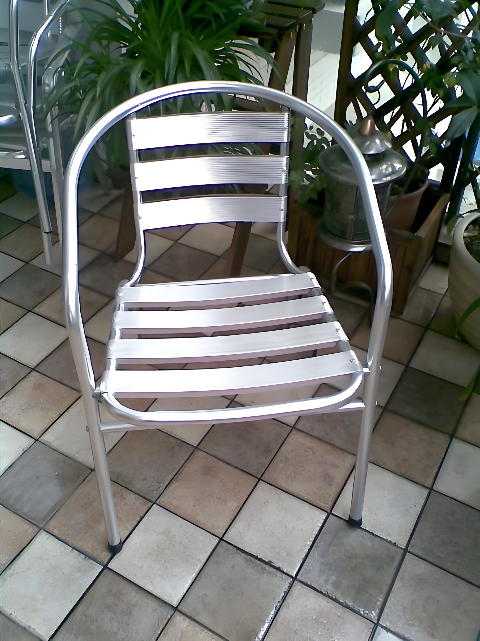 Aulkietan aluminiozko materialak aplikatzea