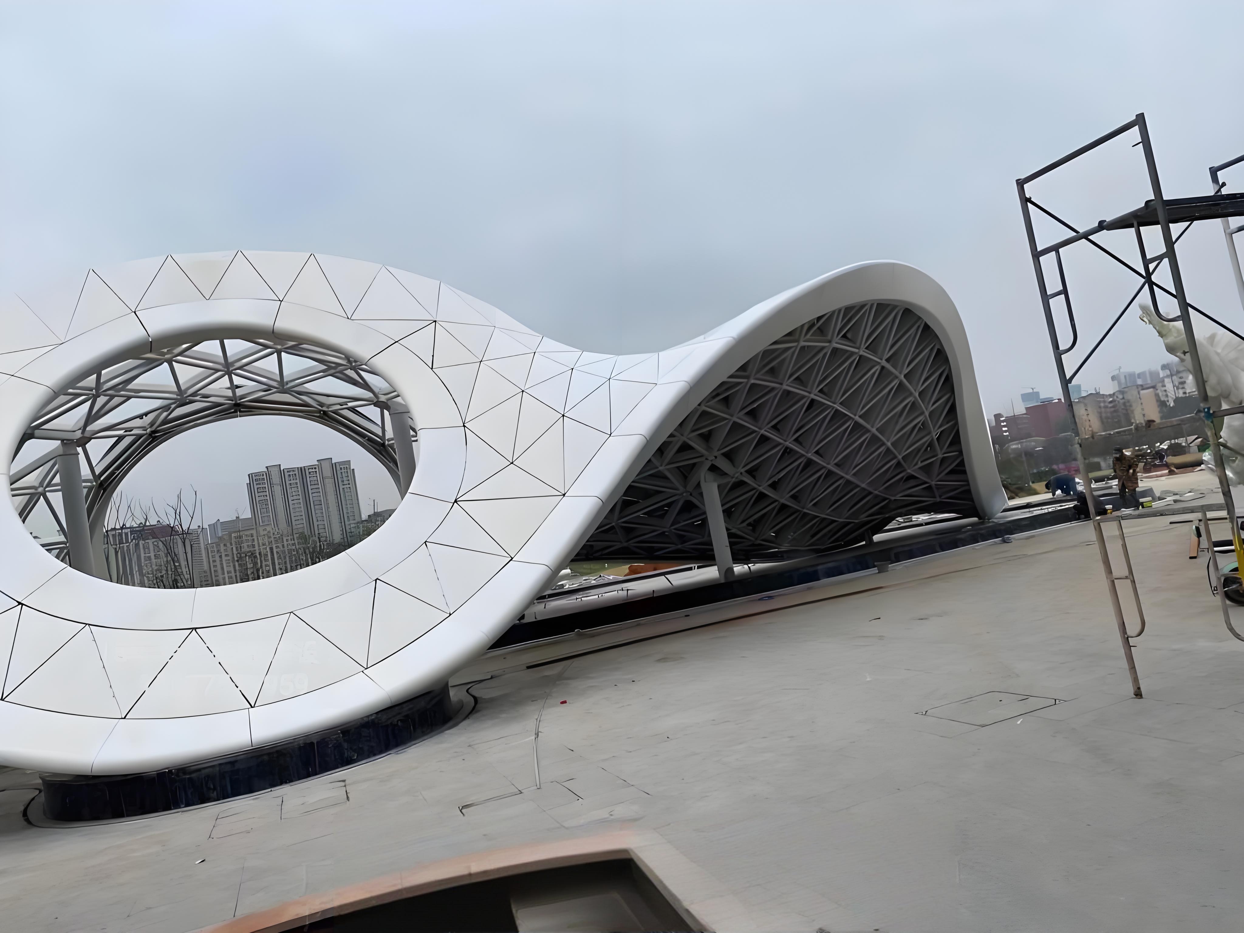 Aluminiozko panel kurbatuen teknologia kontzeptua