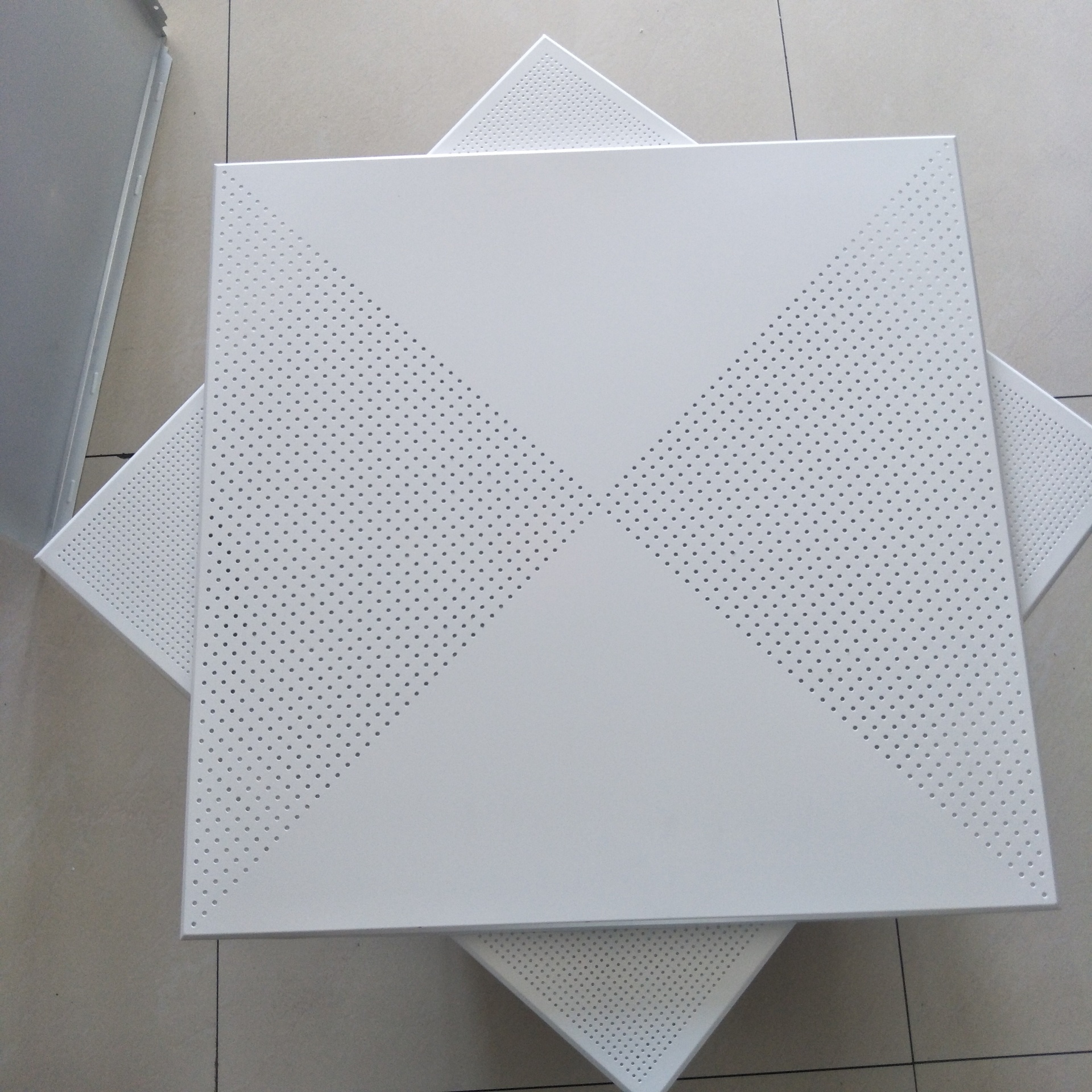 Aluminiozko botoiaren panela vs aluminiozko konposatu panela